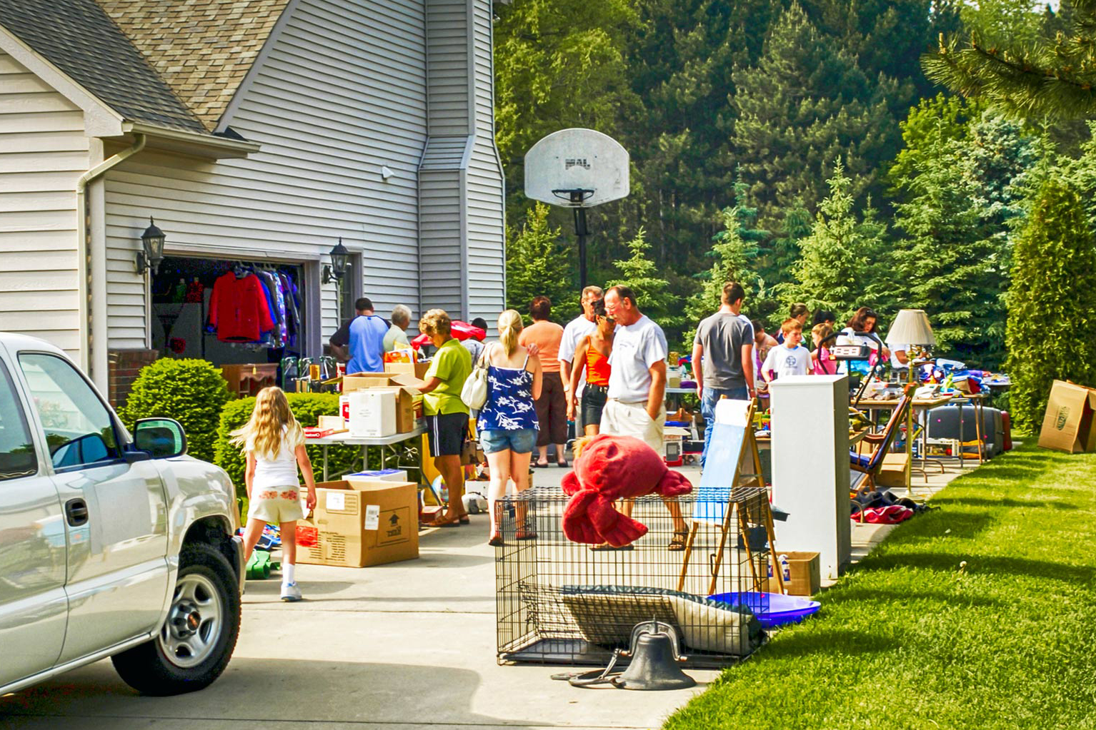 Christmas Shopping at Yard Sale: A Guide to Buy Inexpensive Christmas Gifts